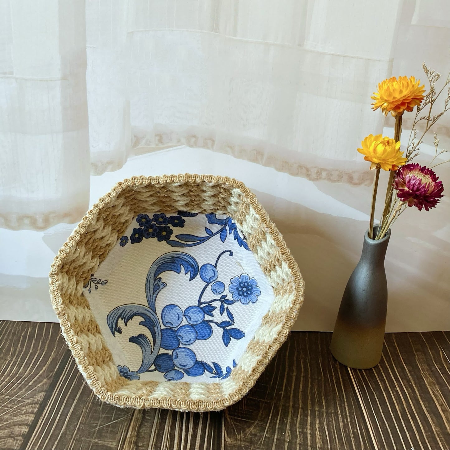 Sechseckiger Aufbewahrungskorb aus Hanfseil mit Blumenmuster
