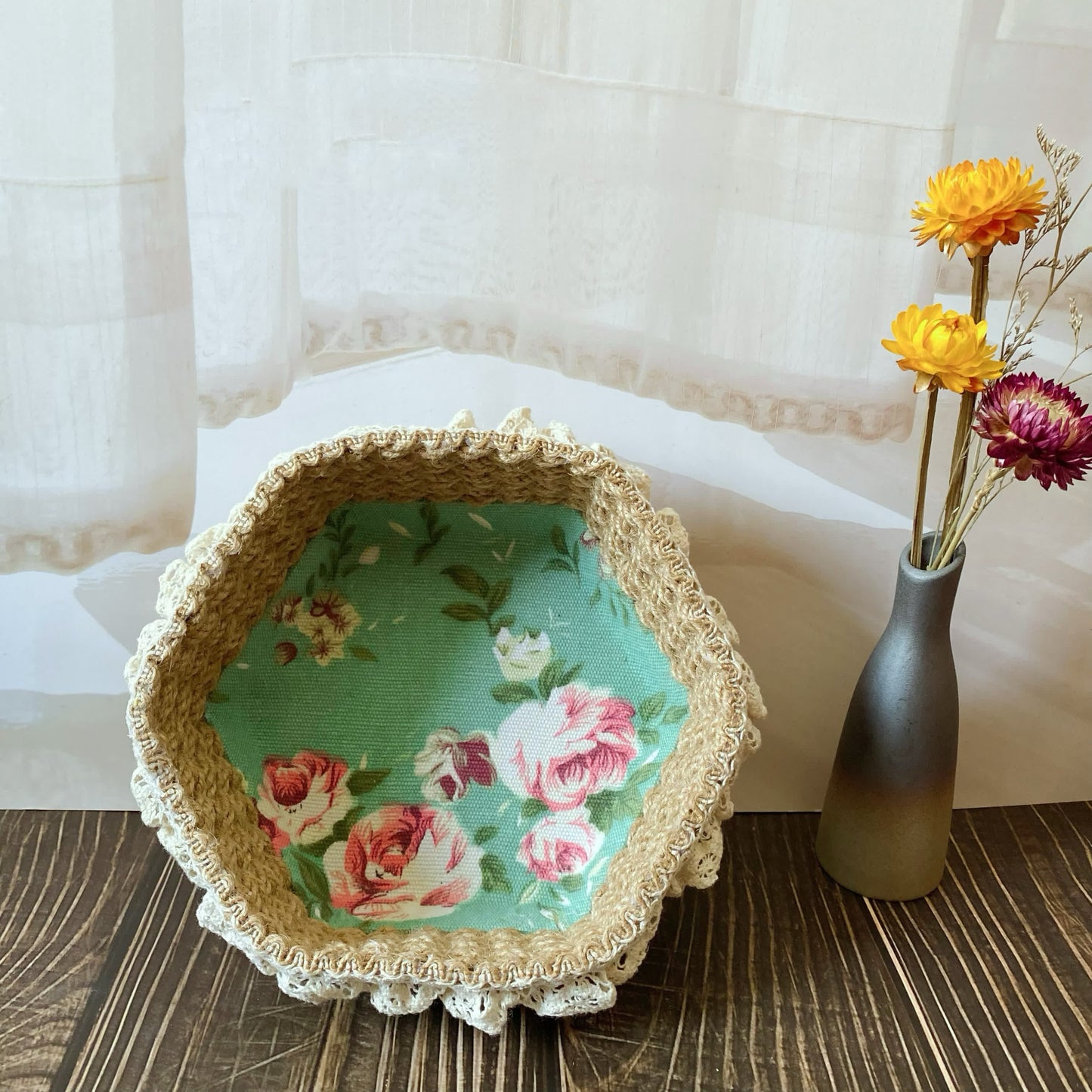 Sechseckiger Aufbewahrungskorb aus Hanfseil mit Blumenmuster