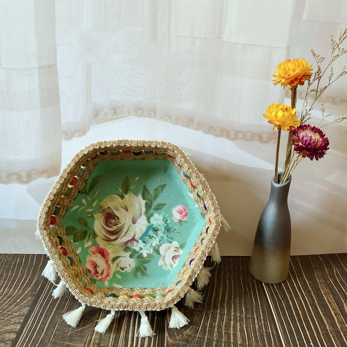 Sechseckiger Aufbewahrungskorb aus Hanfseil mit Blumenmuster