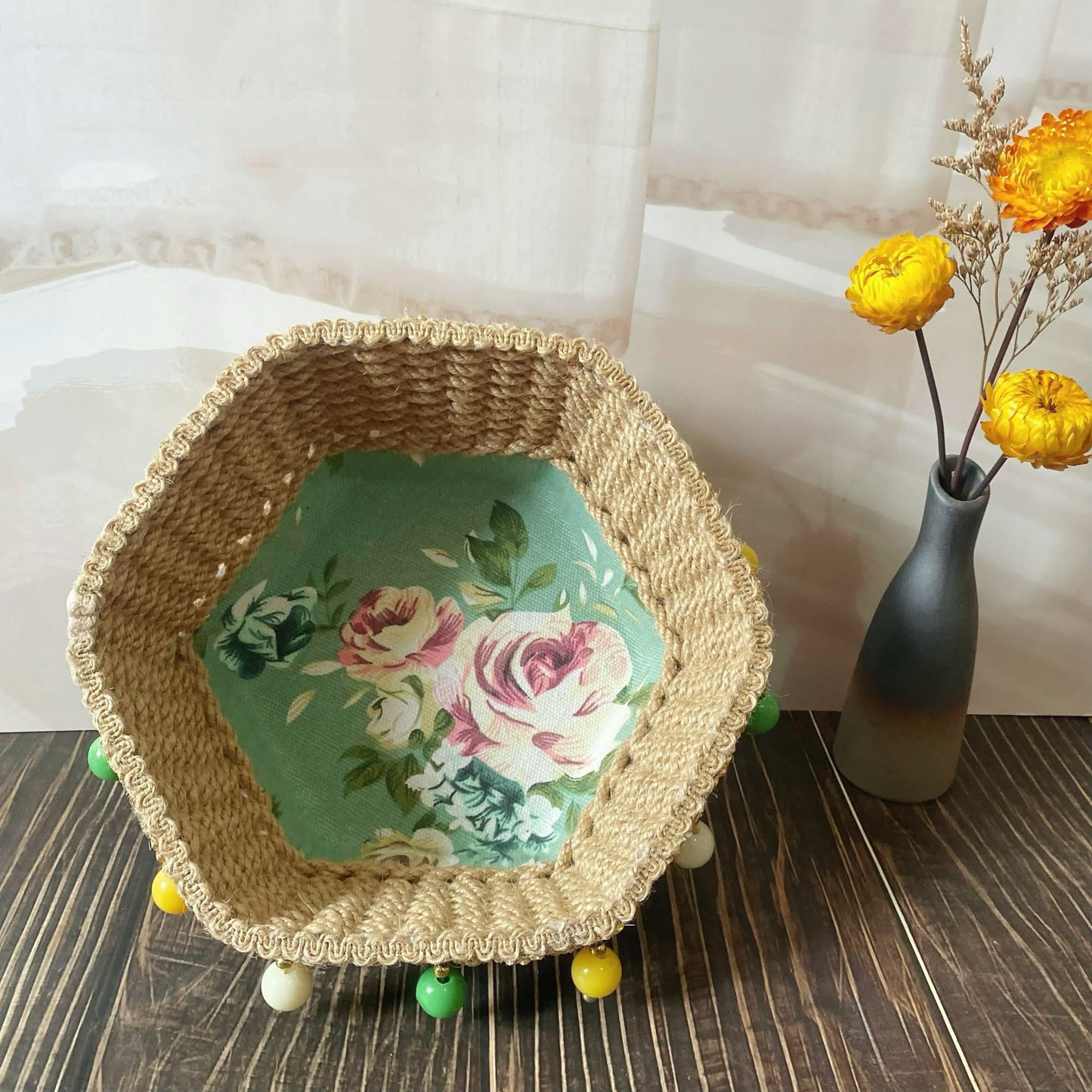 Sechseckiger Aufbewahrungskorb aus Hanfseil mit Blumenmuster