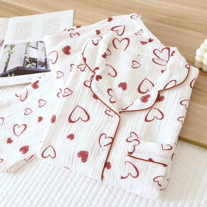 Atmungsaktives Pyjama-Set aus Baumwollgaze mit Herz-Revers