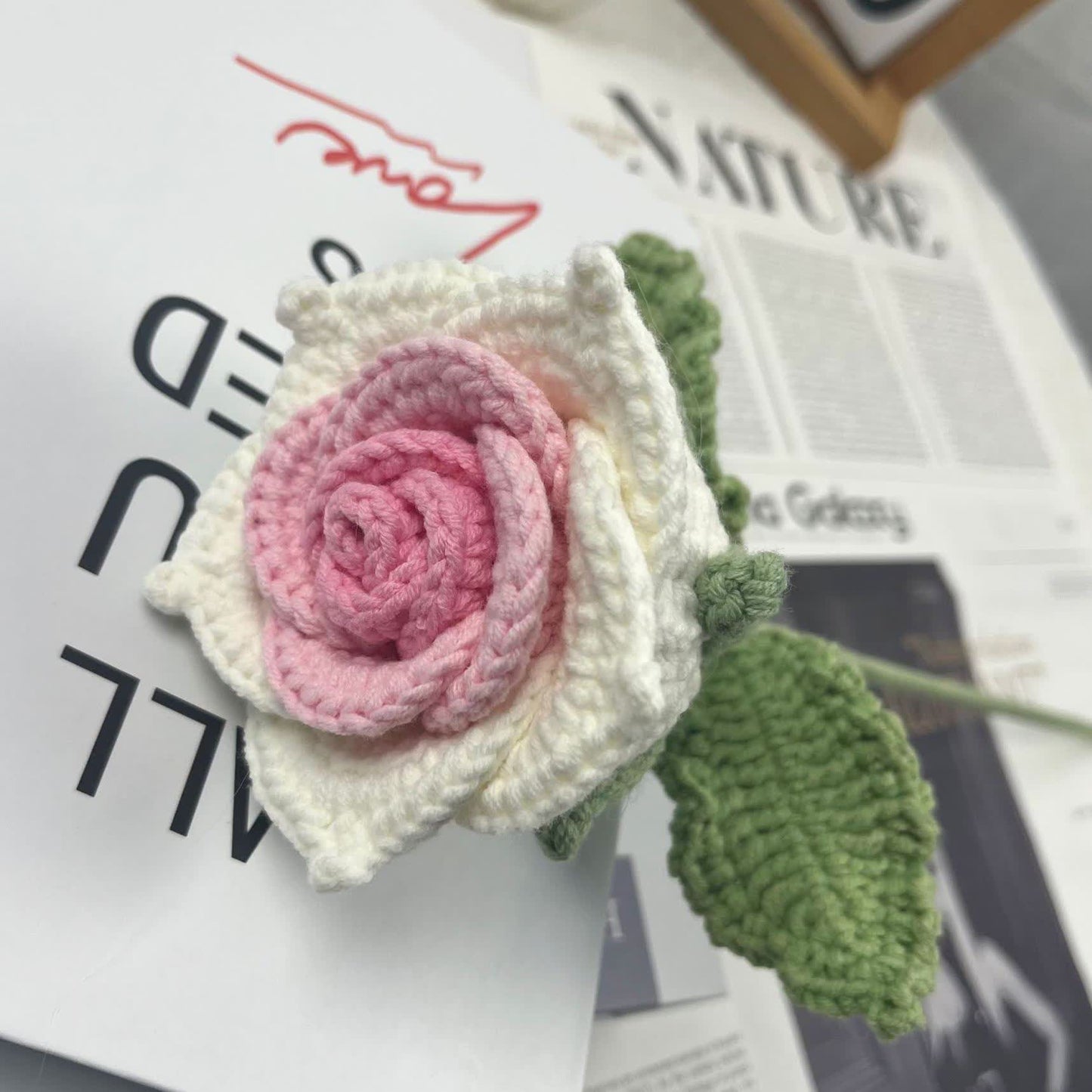 Handgewebtes Ornament mit leuchtendem Rosenstrauß