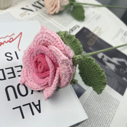 Handgewebtes Ornament mit leuchtendem Rosenstrauß