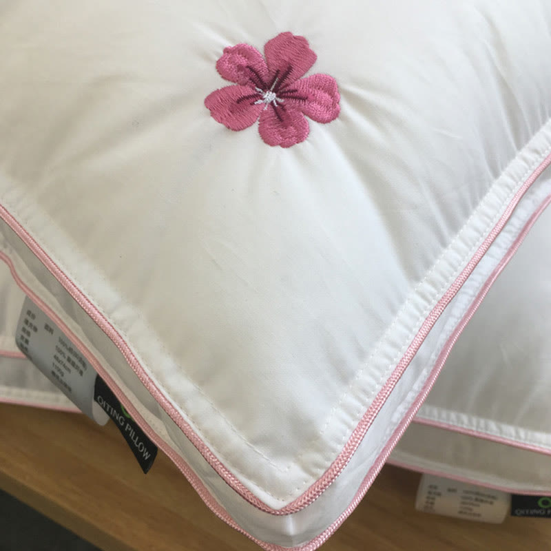 Weicher Kissenkern aus Baumwolle mit Kirschblütenstickerei