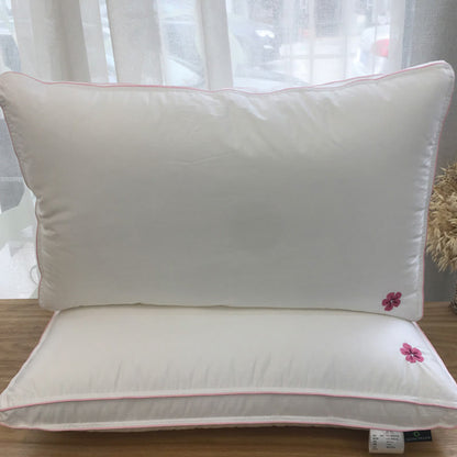 Weicher Kissenkern aus Baumwolle mit Kirschblütenstickerei