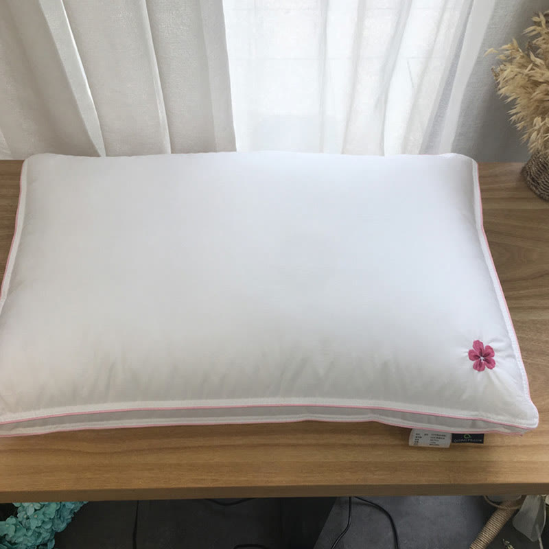 Weicher Kissenkern aus Baumwolle mit Kirschblütenstickerei