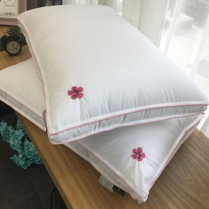 Weicher Kissenkern aus Baumwolle mit Kirschblütenstickerei