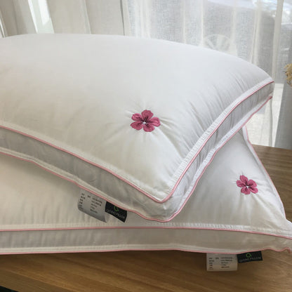 Weicher Kissenkern aus Baumwolle mit Kirschblütenstickerei