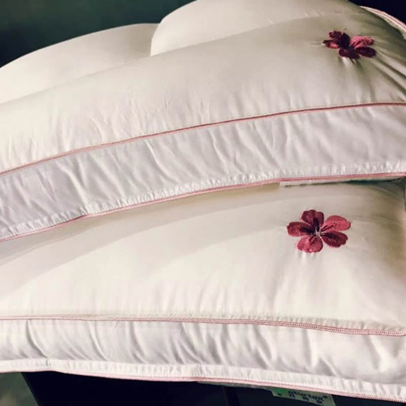 Weicher Kissenkern aus Baumwolle mit Kirschblütenstickerei