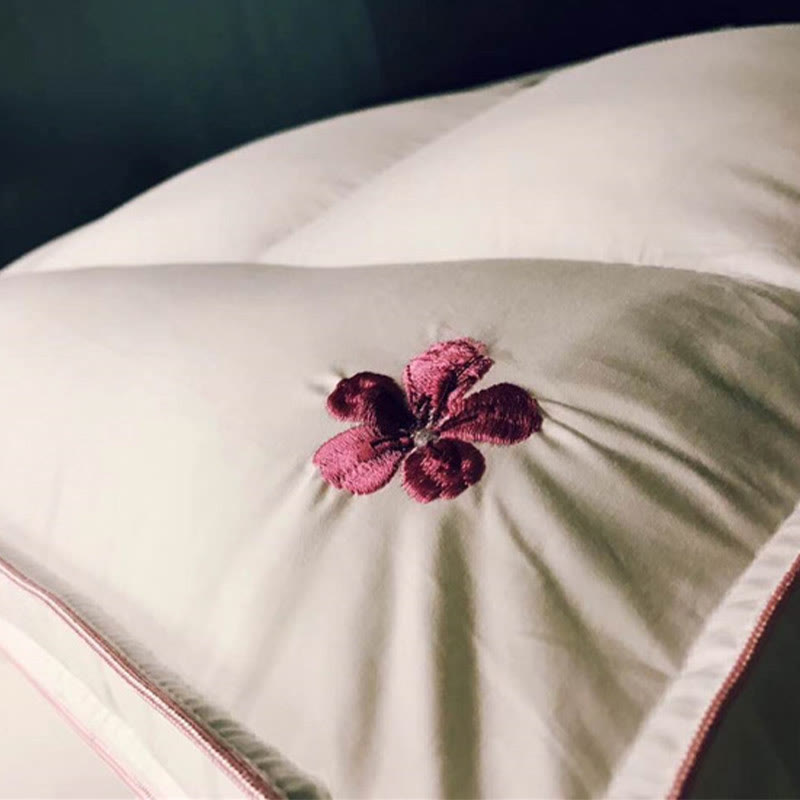 Weicher Kissenkern aus Baumwolle mit Kirschblütenstickerei