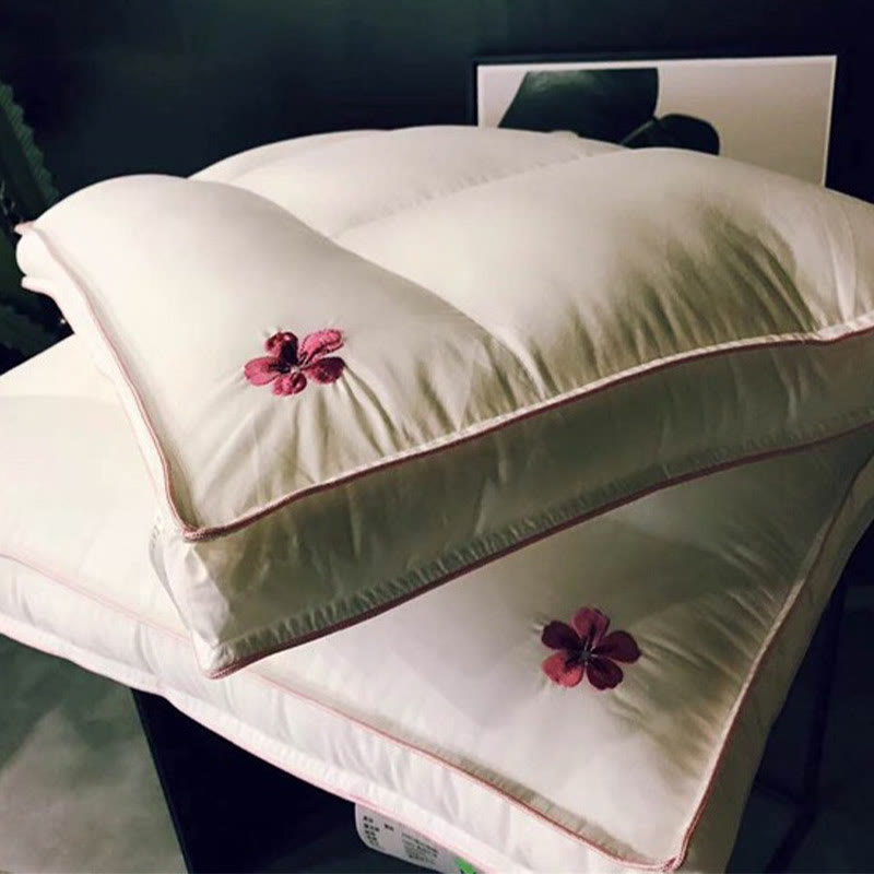 Weicher Kissenkern aus Baumwolle mit Kirschblütenstickerei