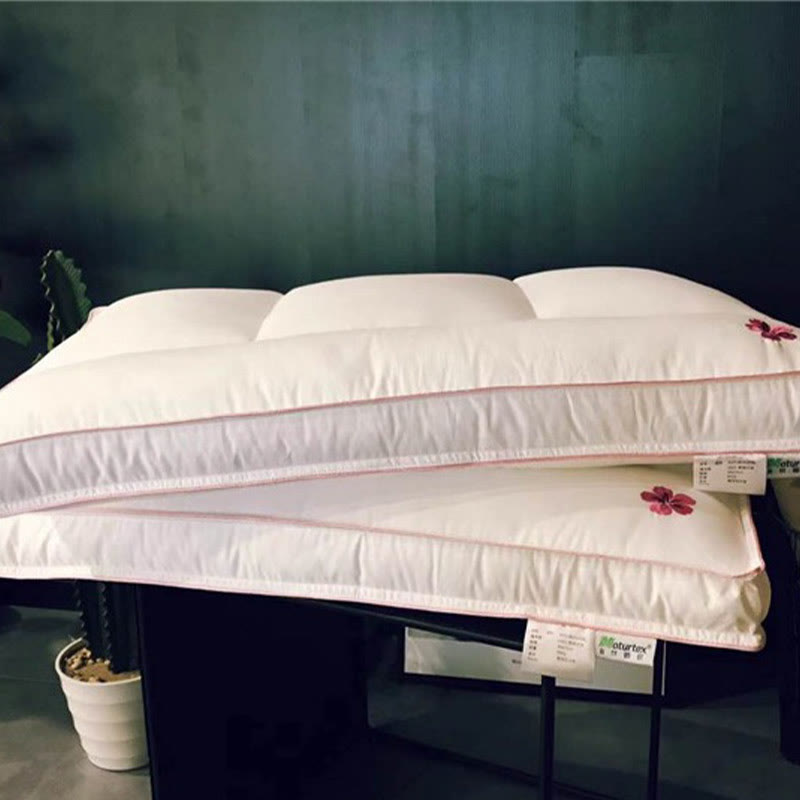 Weicher Kissenkern aus Baumwolle mit Kirschblütenstickerei