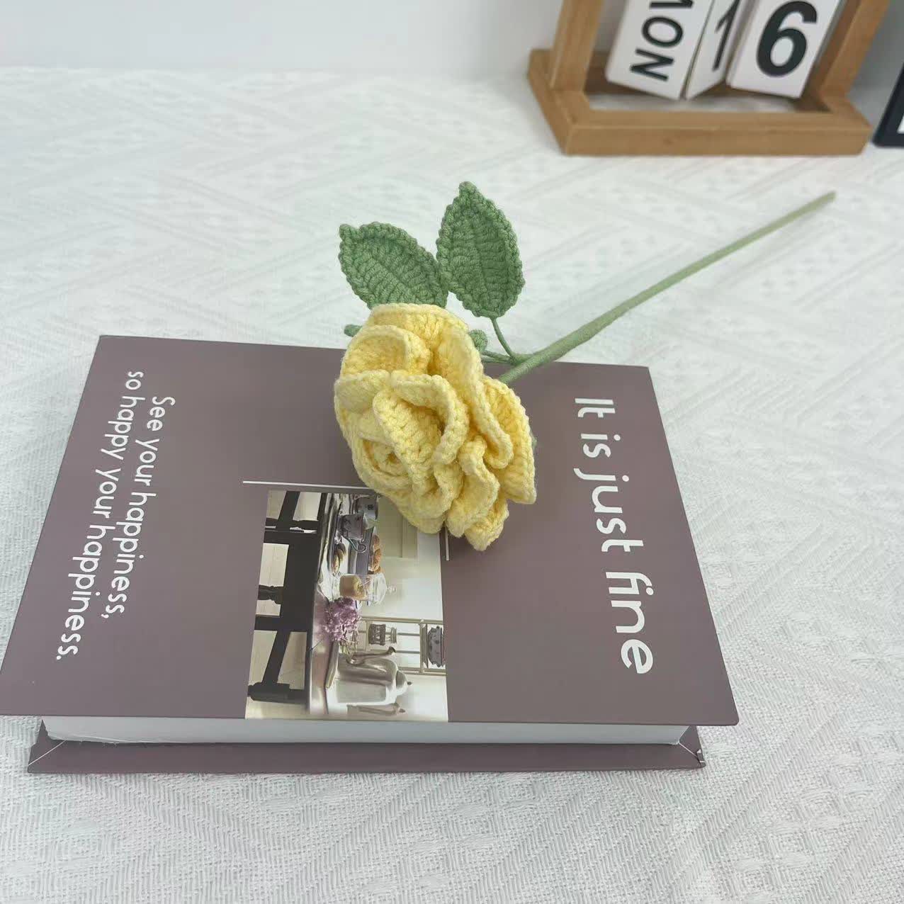 Künstliche Rose, handgehäkeltes Garnornament