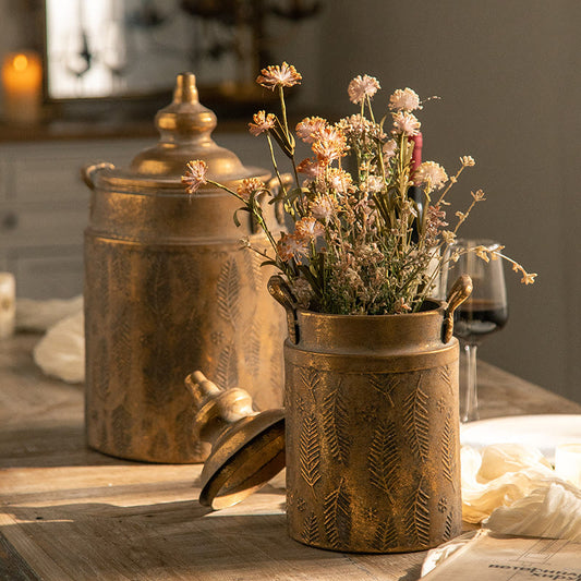 Kreative Blumenvase aus Eisen im Retro-Palaststil