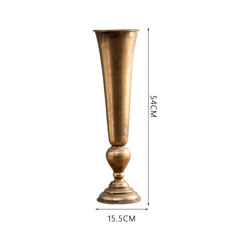 Dekoratives Ornament aus einer goldenen Vase im Vintage-Stil
