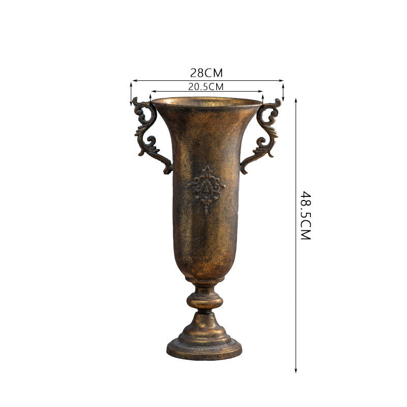 Dekoratives Ornament aus einer goldenen Vase im Vintage-Stil