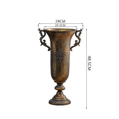 Dekoratives Ornament aus einer goldenen Vase im Vintage-Stil