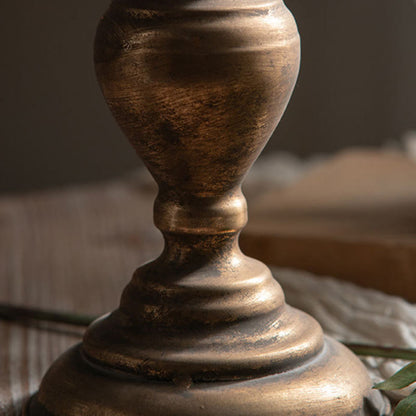 Dekoratives Ornament aus einer goldenen Vase im Vintage-Stil