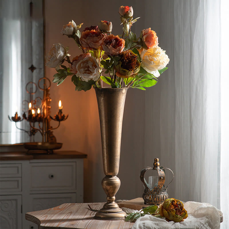 Dekoratives Ornament aus einer goldenen Vase im Vintage-Stil