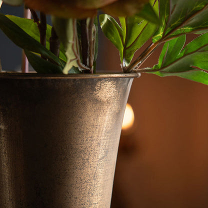 Dekoratives Ornament aus einer goldenen Vase im Vintage-Stil