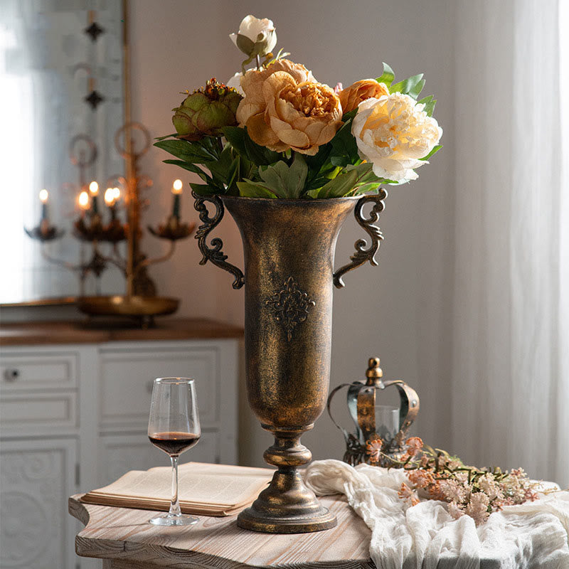 Dekoratives Ornament aus einer goldenen Vase im Vintage-Stil