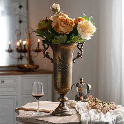 Dekoratives Ornament aus einer goldenen Vase im Vintage-Stil
