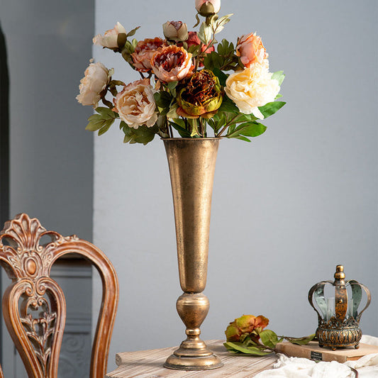 Dekoratives Ornament aus einer goldenen Vase im Vintage-Stil
