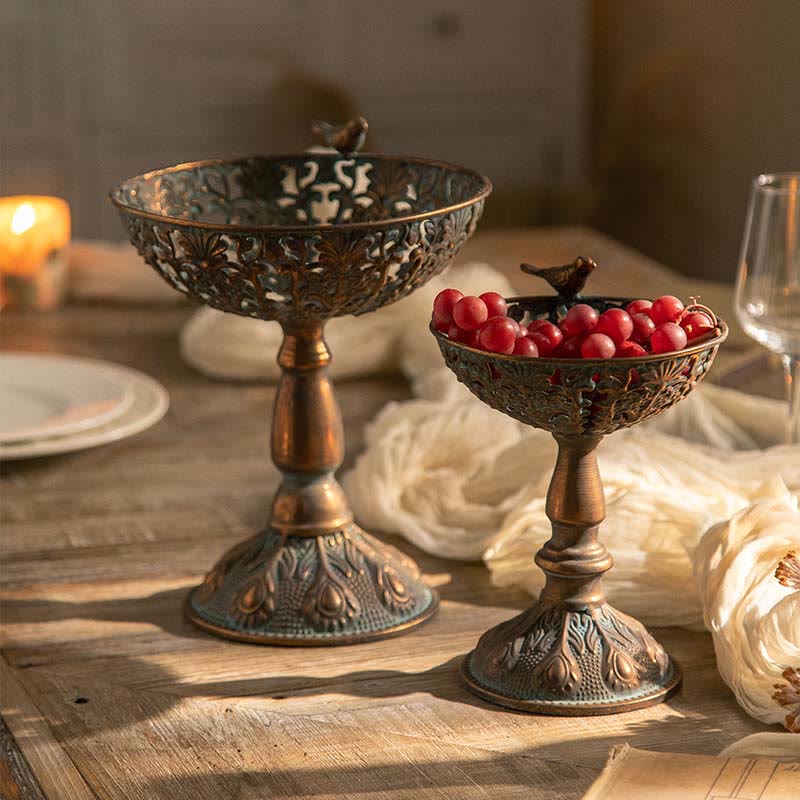 Dekoratives Obsttablett im Vintage-Stil aus Eisen mit hohen Beinen