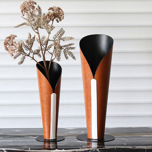 Luxuriöse Fackelvase aus Metall und Leder, dekoratives Ornament