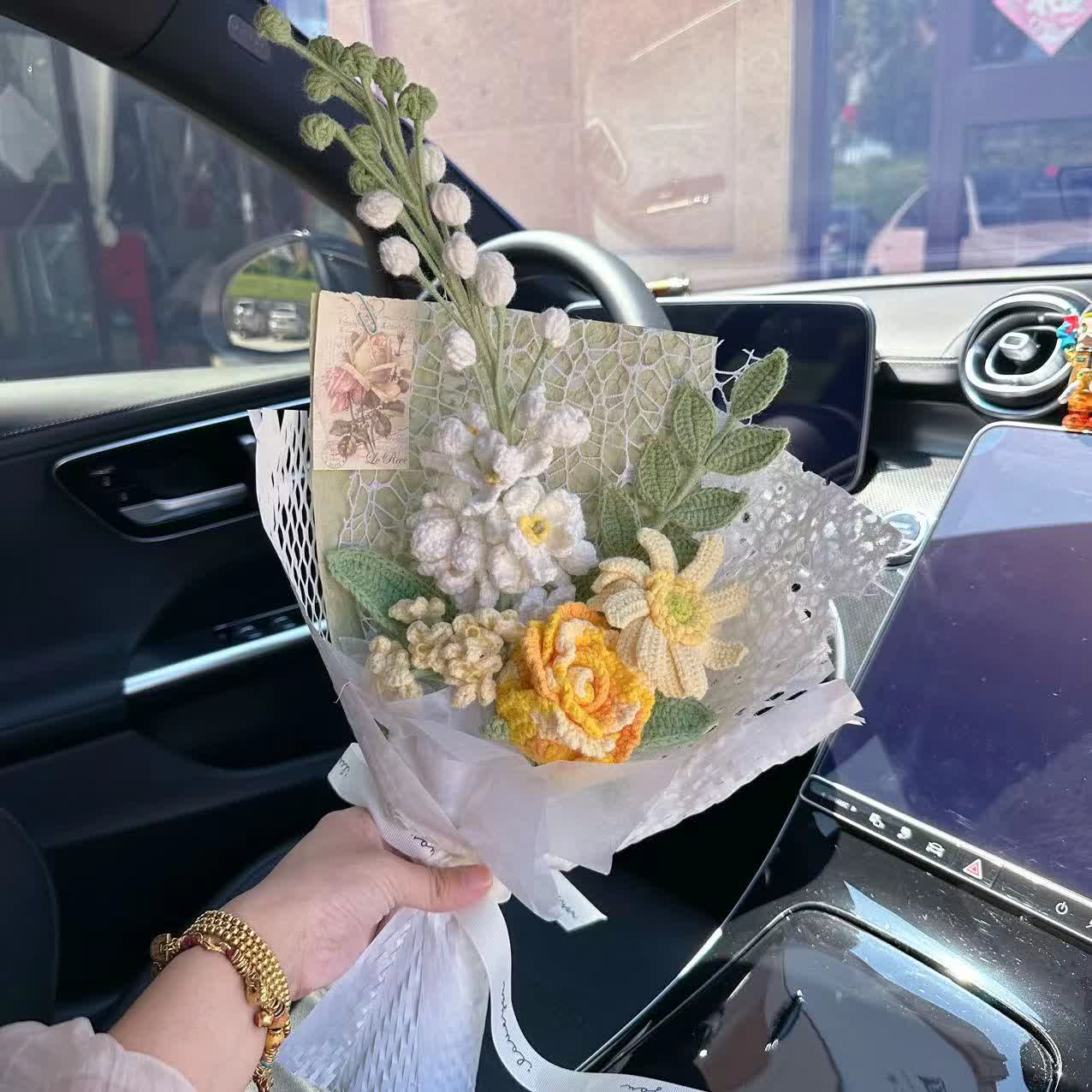 Handgemachter gestrickter gehäkelter Rosen-Sonnenblumenstrauß