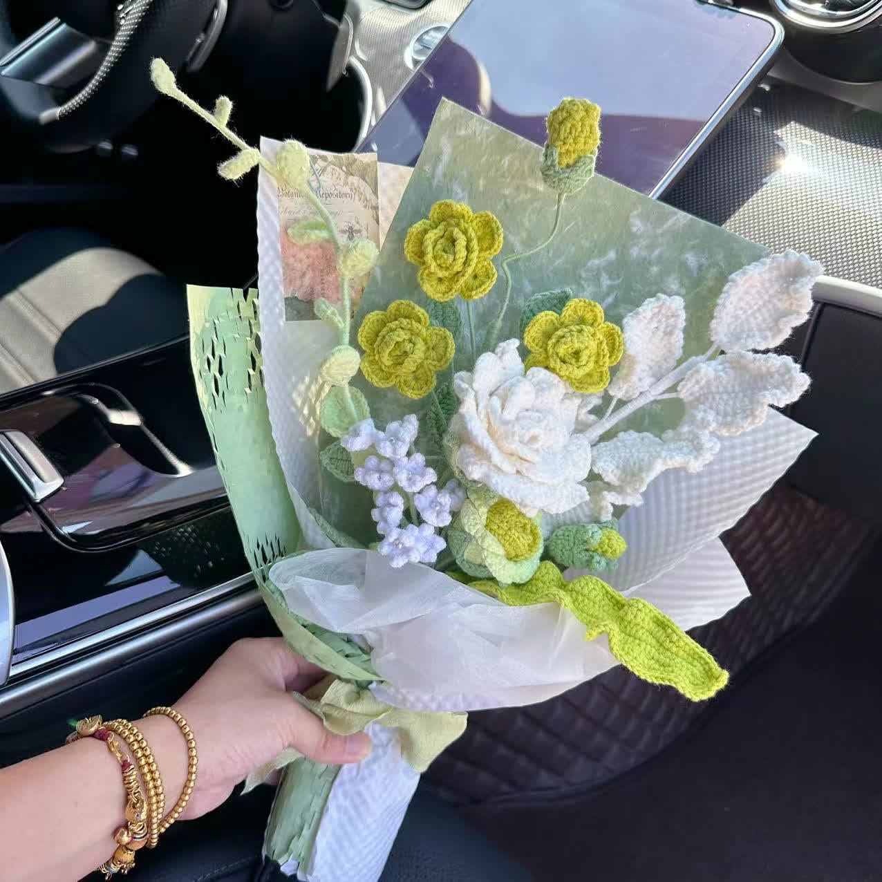 Handgemachter gestrickter gehäkelter Rosen-Sonnenblumenstrauß