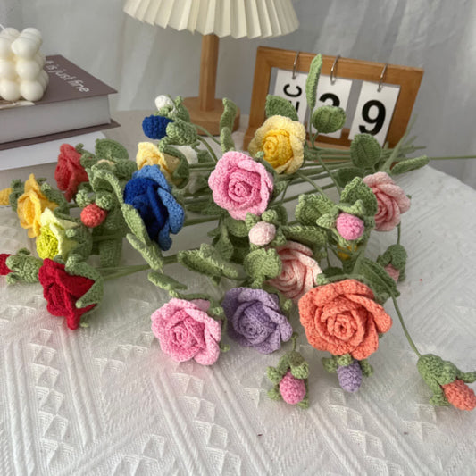 Handgemachte gestrickte gehäkelte künstliche Kamelie