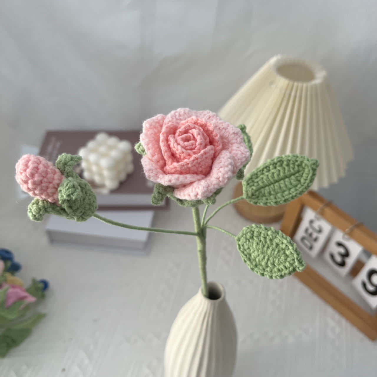 Handgemachte gestrickte gehäkelte künstliche Kamelie