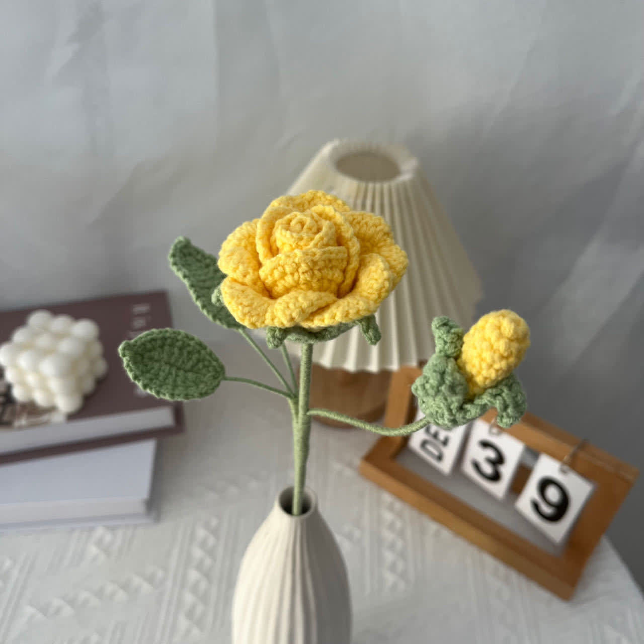 Handgemachte gestrickte gehäkelte künstliche Kamelie