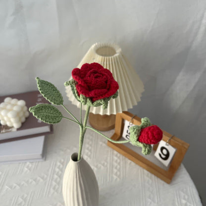 Handgemachte gestrickte gehäkelte künstliche Kamelie