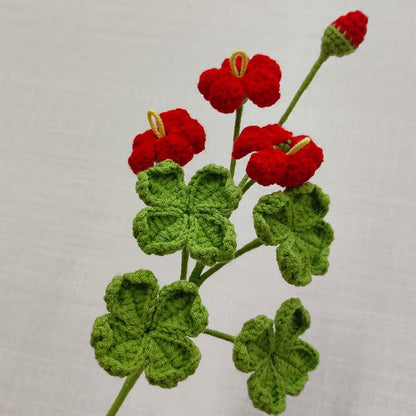 Handgemachter gestrickter und gehäkelter Kleeblatt-Strauß