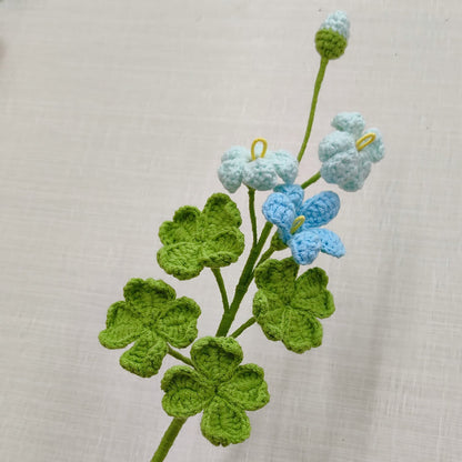Handgemachter gestrickter und gehäkelter Kleeblatt-Strauß