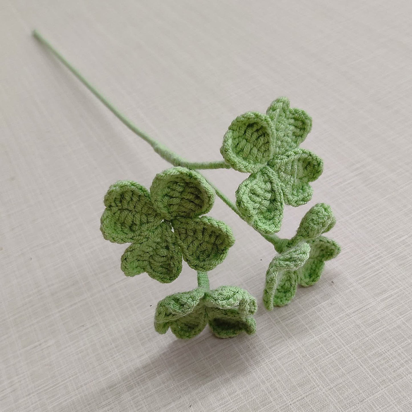 Handgefertigtes gestricktes, gehäkeltes vierblättriges Kleeblatt