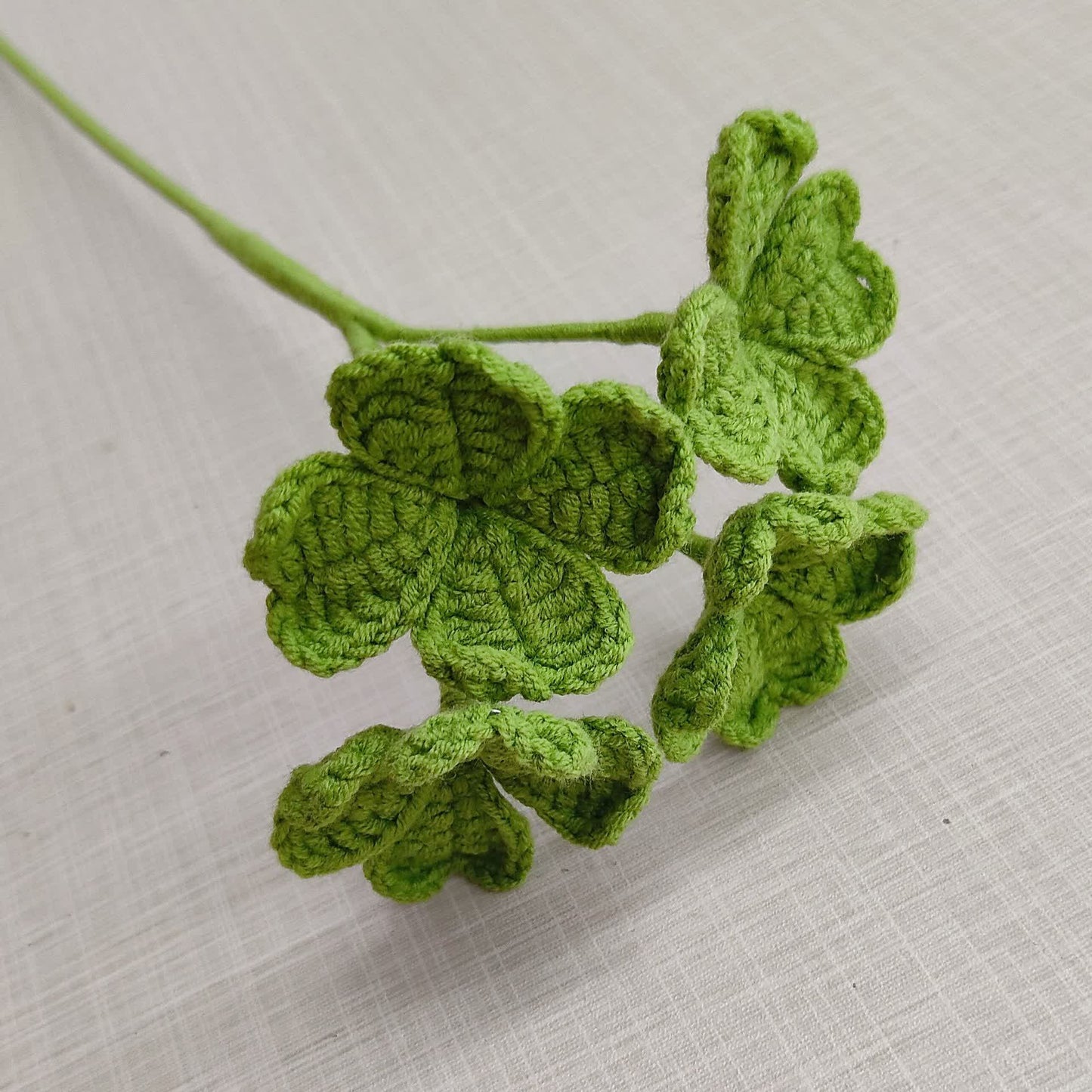 Handgefertigtes gestricktes, gehäkeltes vierblättriges Kleeblatt