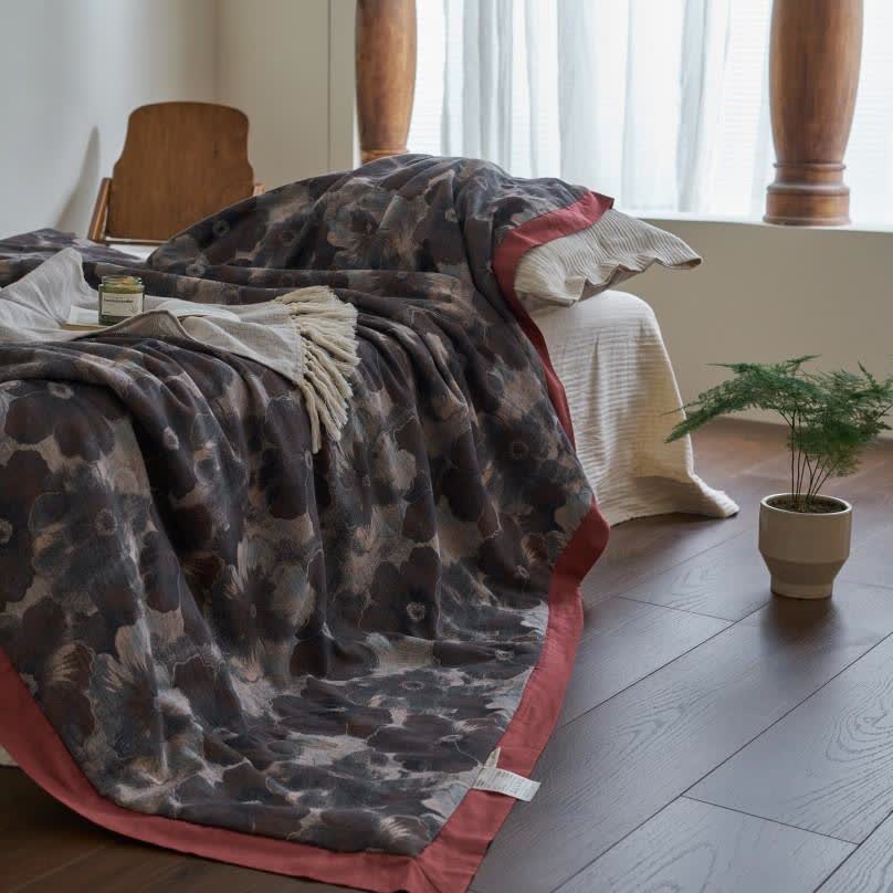 Weiche Steppdecke aus Baumwollgaze mit Jacquard-Blumenmuster im Retro-Stil