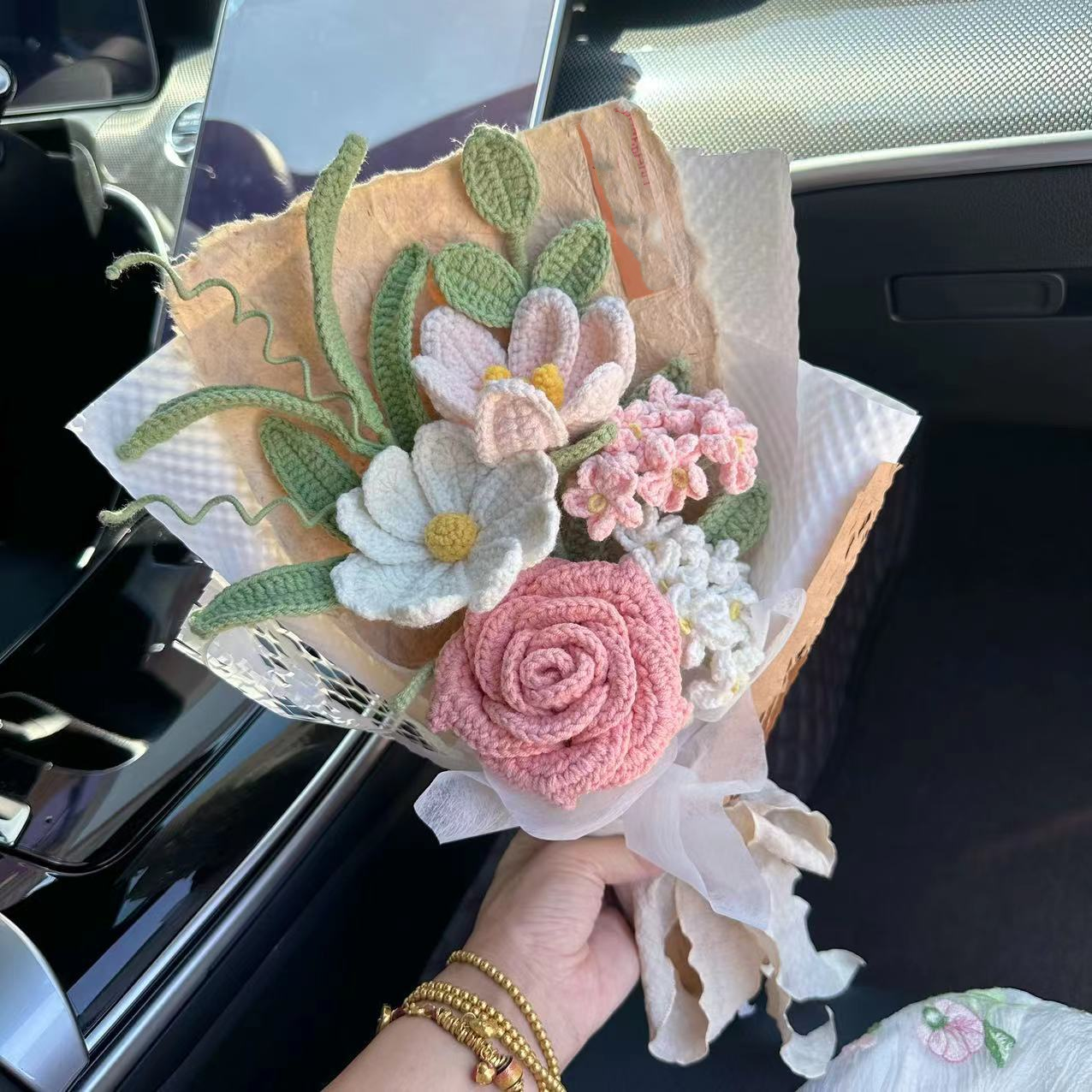 Handgemachter gestrickter gehäkelter Rosen-Sonnenblumenstrauß
