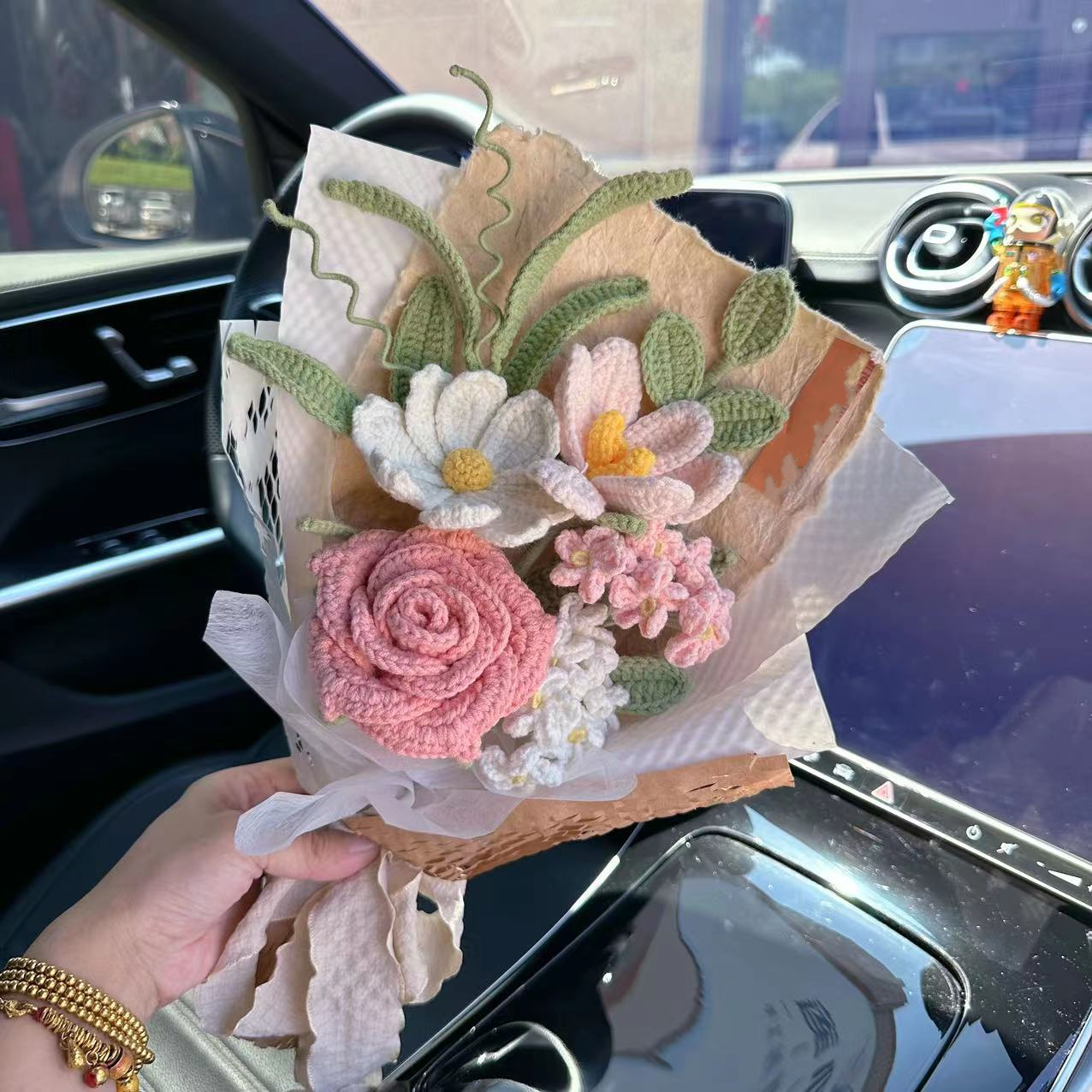 Handgemachter gestrickter gehäkelter Rosen-Sonnenblumenstrauß