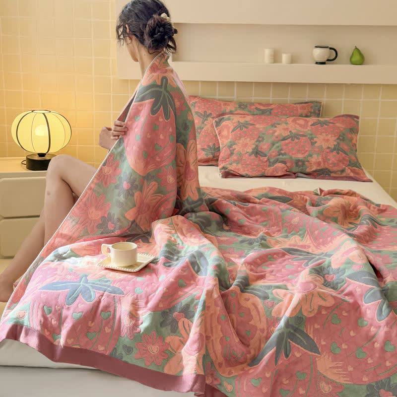 Dreilagige weiche Gaze-Steppdecke mit Erdbeermotiv