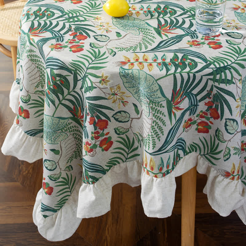 Runde Tischdecke mit Rüschen und grünem Pflanzendruck im Pastoralstil