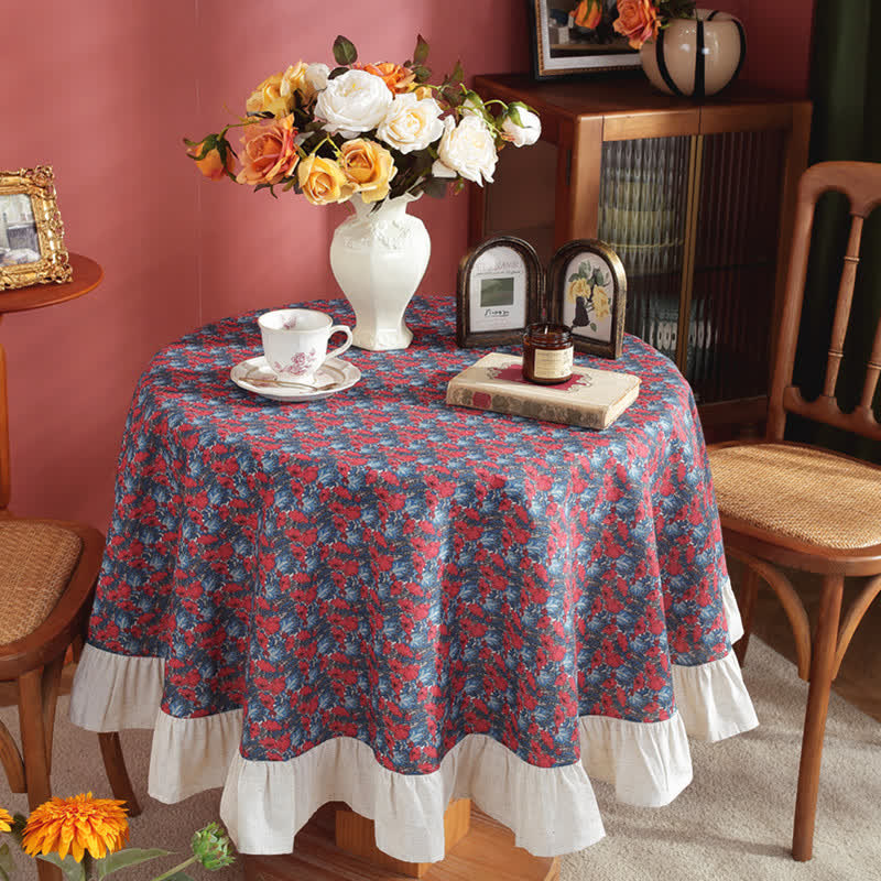 Runde Tischdecke mit Rüschen und grünem Pflanzendruck im Pastoralstil