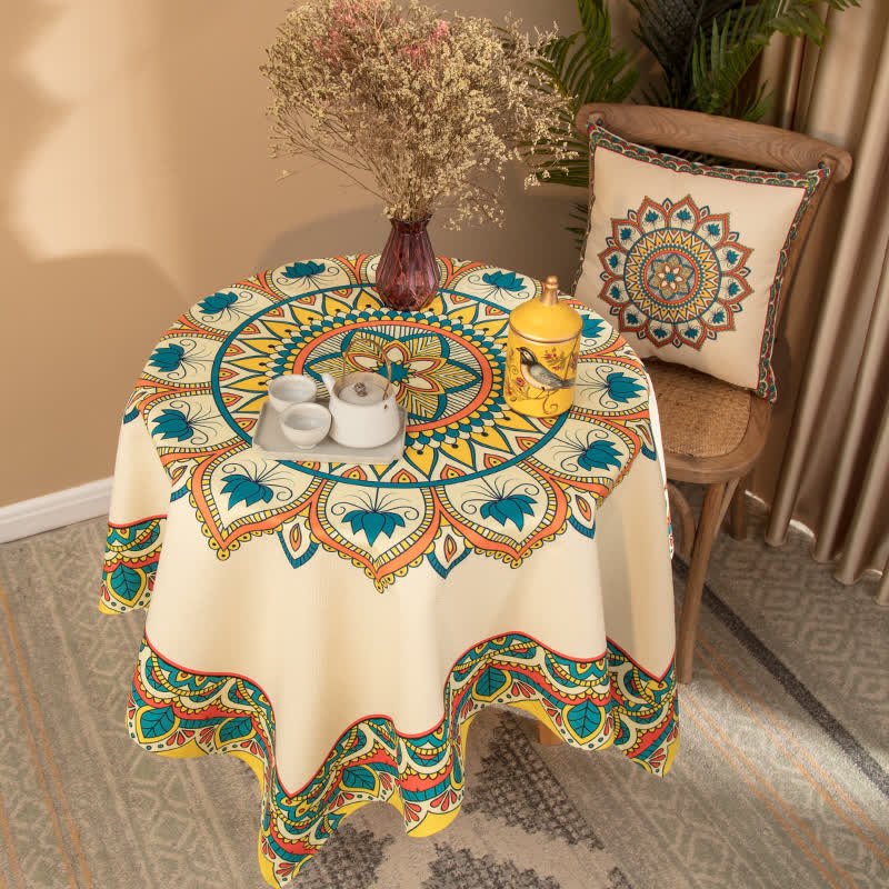 Tischdecke im Ethno-Stil mit geometrischem Muster