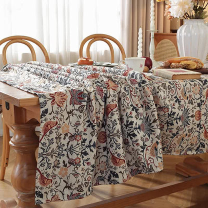 Tischdecke mit Blumen und Vögeln im Bohème-Stil