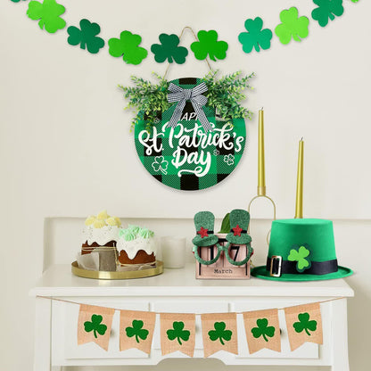 Kreatives Türdekor zum St. Patrick's Day mit grünen Blättern