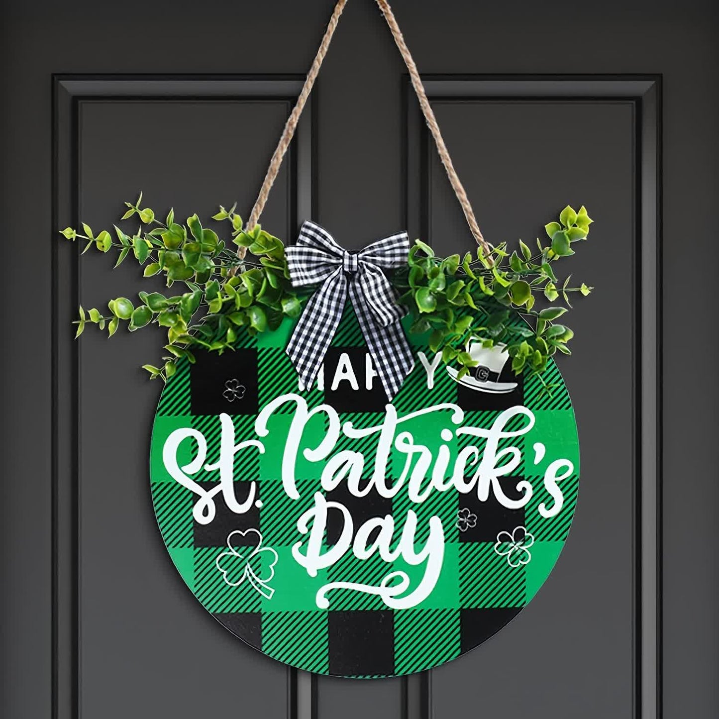 Kreatives Türdekor zum St. Patrick's Day mit grünen Blättern
