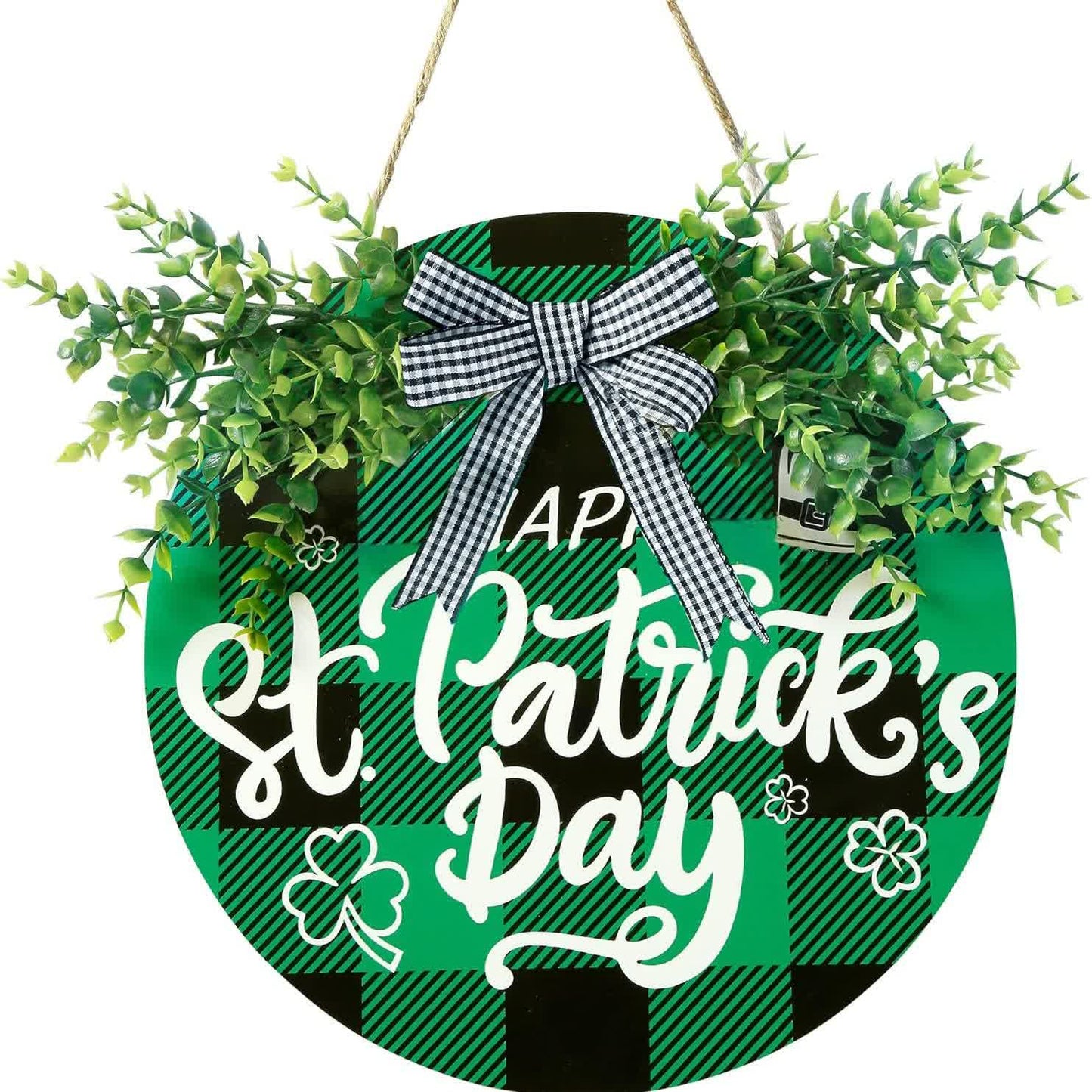 Kreatives Türdekor zum St. Patrick's Day mit grünen Blättern